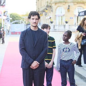 Joseph Engel entouré de Louis Garrel et sa fille Oumy (Céline) - Première du film "La croisade" lors du 69ème Festival International du Film de San Sebastian. Le 18 septembre 2021. Backgrid USA / Bestimage