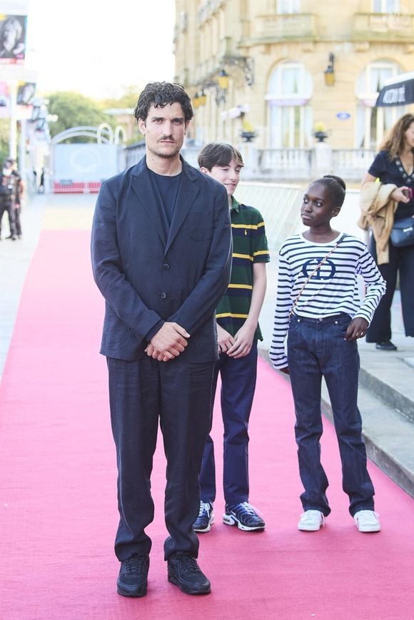 Joseph Engel entouré de Louis Garrel et sa fille Oumy (Céline) - Première du film "La croisade" lors du 69ème Festival International du Film de San Sebastian. Le 18 septembre 2021. Backgrid USA / Bestimage