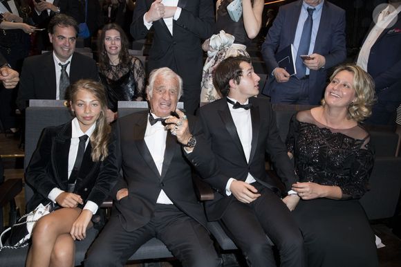 Stella Belmondo et son père Jean-Paul Belmondo (Smoking Dior, chaussures Carvil) , Giacomo Belmondo et Luana Belmondo - 42ème cérémonie des César à la salle Pleyel à Paris le 24 février 2017. © Olivier Borde / Dominique Jacovides / Bestimage