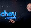 Sa petite-fille Ely, bientôt 2 ans, en fait partie
Exclusif - Gad Elmaleh - Inauguration du Michou Comedy Club avec Gad Elmaleh à Paris le 17 mars 2025.
Le cabaret transformiste parisien Michou, créé en 1957, est devenu lundi soir un club dédié au stand-up, à l'initiative de son nouveau propriétaire Gad Elmaleh, une aventure qui relève "de la main tendue, de la transmission".
"Il n'y aura jamais de grand joueur sans centre de formation. Et on est à la fois un terrain, un lieu du match, un lieu de vie, d'échange, de rencontres", a ajouté l'humoriste qui a créé un premier comedy club, Le Vig's, à Marseille il y a quelques semaines.
"Je ressens beaucoup d'émotion. La satisfaction de voir la naissance des carrières, c'est énorme!", pour celui qui "préfère créer des comedy clubs pour découvrir des talents plutôt que d'avoir un jour une rue à (son) nom".
D'une capacité de 80 spectateurs, le Michou Comedy Club est ouvert dans un premier temps du mercredi au samedi, avec l'objectif de programmer des "standupers" en début de carrière toute la semaine.
L'humoriste P. de Saint Sernin, vu le samedi soir dans "Quelle Époque!" sur France 2, était à l'affiche du plateau inaugural.
G. Elmaleh a été choisi par la justice en octobre pour racheter le fonds de commerce de "Chez Michou".
Son fondateur, surnommé Michou, est décédé début 2020. L'établissement a ensuite connu des difficultés financières et a été mis en liquidation judiciaire l'été dernier.
Pour C. Catty-Jacquart, la nièce de Michou, "Gad Elmaleh va continuer à faire vivre le 80 rue des Martyrs, tombé entre de bonnes mains comme Michou l'aurait aimé. On aurait été malheureux que le lieu devienne autre chose qu'un cabaret".
En 2003, Gad Elmaleh, figure francophone de l'humour, a interprété au cinéma le personnage de "Chouchou", un travesti exubérant.
"C'est ici, chez Michou, que j'ai peaufiné l'écriture des scènes de cabaret de mon film", a raconté l'humoriste.
"Le cabaret Michou, c'est une histoire. Je n'avais pas envie de changer quoi que ce soit. On a tout laissé intact, les photos, les cadres dorés typiques sur les murs".
Il s'offre une adresse internationalement connue dont le fondateur, surnommé "le prince bleu de Montmartre", a inspiré "La Cage aux folles" au comédien et auteur J. Poiret dans les années 1970.
Berceau du transformisme et plus petit cabaret de Paris, "Chez Michou" présentait depuis 68 ans un dîner-spectacle avec des travestis surnommés les "Michettes", imitant des vedettes de la chanson et du cinéma comme S. Vartan, A. Girardot, J. Hallyday, M. Mathieu ou Dalida. © Cyril Moreau/Bestimage