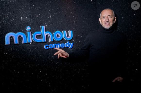 Sa petite-fille Ely, bientôt 2 ans, en fait partie
Exclusif - Gad Elmaleh - Inauguration du Michou Comedy Club avec Gad Elmaleh à Paris le 17 mars 2025. 
Le cabaret transformiste parisien Michou, créé en 1957, est devenu lundi soir un club dédié au stand-up, à l'initiative de son nouveau propriétaire Gad Elmaleh, une aventure qui relève "de la main tendue, de la transmission". 
"Il n'y aura jamais de grand joueur sans centre de formation. Et on est à la fois un terrain, un lieu du match, un lieu de vie, d'échange, de rencontres", a ajouté l'humoriste qui a créé un premier comedy club, Le Vig's, à Marseille il y a quelques semaines. 
"Je ressens beaucoup d'émotion. La satisfaction de voir la naissance des carrières, c'est énorme!", pour celui qui "préfère créer des comedy clubs pour découvrir des talents plutôt que d'avoir un jour une rue à (son) nom".
D'une capacité de 80 spectateurs, le Michou Comedy Club est ouvert dans un premier temps du mercredi au samedi, avec l'objectif de programmer des "standupers" en début de carrière toute la semaine.
L'humoriste P. de Saint Sernin, vu le samedi soir dans "Quelle Époque!" sur France 2, était à l'affiche du plateau inaugural.
G. Elmaleh a été choisi par la justice en octobre pour racheter le fonds de commerce de "Chez Michou".
Son fondateur, surnommé Michou, est décédé début 2020. L'établissement a ensuite connu des difficultés financières et a été mis en liquidation judiciaire l'été dernier.
Pour C. Catty-Jacquart, la nièce de Michou, "Gad Elmaleh va continuer à faire vivre le 80 rue des Martyrs, tombé entre de bonnes mains comme Michou l'aurait aimé. On aurait été malheureux que le lieu devienne autre chose qu'un cabaret".
En 2003, Gad Elmaleh, figure francophone de l'humour, a interprété au cinéma le personnage de "Chouchou", un travesti exubérant.
"C'est ici, chez Michou, que j'ai peaufiné l'écriture des scènes de cabaret de mon film", a raconté l'humoriste.
"Le cabaret Michou, c'est une histoire. Je n'avais pas envie de changer quoi que ce soit. On a tout laissé intact, les photos, les cadres dorés typiques sur les murs".
Il s'offre une adresse internationalement connue dont le fondateur, surnommé "le prince bleu de Montmartre", a inspiré "La Cage aux folles" au comédien et auteur J. Poiret dans les années 1970.
Berceau du transformisme et plus petit cabaret de Paris, "Chez Michou" présentait depuis 68 ans un dîner-spectacle avec des travestis surnommés les "Michettes", imitant des vedettes de la chanson et du cinéma comme S. Vartan, A. Girardot, J. Hallyday, M. Mathieu ou Dalida. © Cyril Moreau/Bestimage