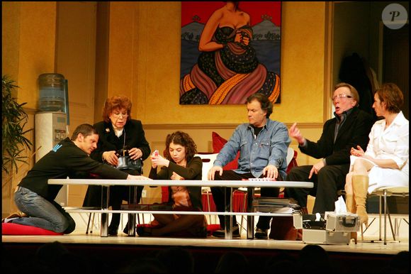 Marie Cuvelier, Bernard Dhéran, Zoé Nonn, Daniel Russo, Claire Maurier, Yvon Martin et Sophie Mounicot - Laurent Baffie et toute sa troupe fêtent la 100ème représentation, au Théâtre du Palais Royal, de leur pièce "Toc Toc"

© BERTRAND RINDOFF PETROFF / BESTIMAGE