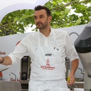 Le chef Cyril Lignac innove une nouvelle fois en relançant sa gamme de glaces baptisée Glacé.

Les Chefs à Saint-Tropez fêtent les producteurs - les Chefs et les producteurs se retrouvent sur la place des Lices à Saint-Tropez. Le chef Cyril Lignac fait une démonstration de Pâtisserie.. ©Jean-Marc Lhomer / Bestimage.