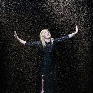 Le samedi 17 mai 2025, Louane a fini à la 7e place du concours de l'Eurovision 2025.
Bâle, Suisse : Louane de France se produit pendant les répétitions générales avant la première demi-finale en direct du 69e Concours Eurovision de la chanson qui s'est tenue à St. Jakobshalle, à Bâle, en Suisse. 
© Baden Roth/ZUMA Press Wire