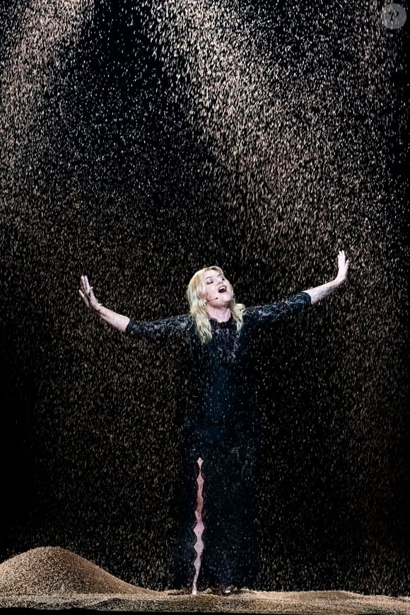 Le samedi 17 mai 2025, Louane a fini à la 7e place du concours de l'Eurovision 2025.
Bâle, Suisse : Louane de France se produit pendant les répétitions générales avant la première demi-finale en direct du 69e Concours Eurovision de la chanson qui s'est tenue à St. Jakobshalle, à Bâle, en Suisse. 
© Baden Roth/ZUMA Press Wire