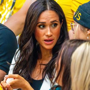 Meghan Markle a été contrainte de revoir ses plans récemment

Le prince Harry, duc de Sussex et Meghan Markle, duchesse de Sussex, assistent au match de basket-ball en fauteuil roulant à la Merkur Spiel-Arena lors des Jeux Invictus à Düsseldorf (Allemagne).