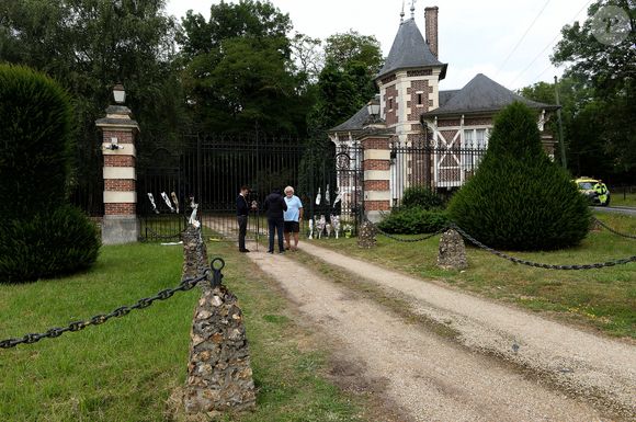 Illustration au domaine de Douchy après l'annonce de la mort de Alain Delon le 18 août 2024.  © Agence / Bestimage