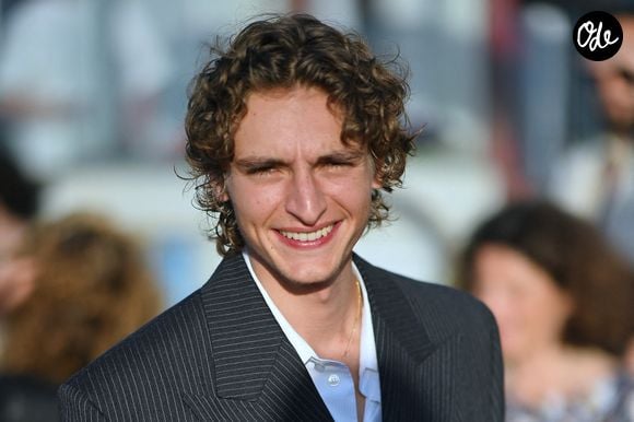 Après s'être montré à Cabourg, Vassili est aujourd'hui juré du festival Nouvelles Vagues, à Biarritz.

Vassili Schneider sur le tapis rouge lors de la troisième journée du 40e Festival du film de Cabourg, le 12 juin 2026 à Cabourg, en France. Photo : Franck Castel/ABACAPRESS.COM