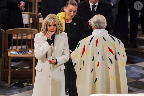 Brigitte Macron, la princesse Isabelle de Liechtenstein, au moment de la communion - Messe de consécration du mobilier liturgique de la cathédrale Notre-Dame de Paris, le 8 décembre 2024. Joyau de l’art gothique, lieu de culte et de culture, symbole universel de la France et de son histoire, la cathédrale de Notre-Dame de Paris rouvre ses portes les 7 et 8 décembre, cinq ans après le terrible incendie ravageur, survenu le 15 avril 2019. 
© Cyril Moreau / Bestimage