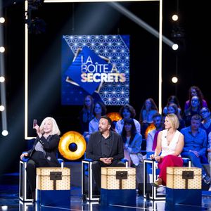 Exclusif - Exclusif - Kamel Ouali, Michele Torr et Lorie (Laure Pester) lors de l'enregistrement de l'émission "La Boîte à secrets", présentée par F.Bollaert et diffusée le 3 octobre 2025 sur France 3, dans les studios du Lendit à Saint-Denis, Seine Saint-Denis, France, le 9 septembre 2025. © Pierre Perusseau/Bestimage