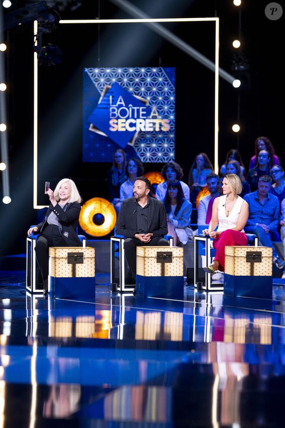 Exclusif - Exclusif - Kamel Ouali, Michele Torr et Lorie (Laure Pester) lors de l'enregistrement de l'émission "La Boîte à secrets", présentée par F.Bollaert et diffusée le 3 octobre 2025 sur France 3, dans les studios du Lendit à Saint-Denis, Seine Saint-Denis, France, le 9 septembre 2025. © Pierre Perusseau/Bestimage