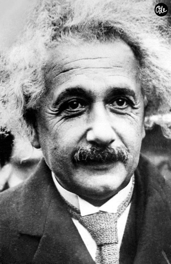 Son image est devenue emblématique du génie scientifique et de la curiosité intellectuelle.

1er janvier 1930 - Berlin, Allemagne - Le physicien théoricien juif d'origine allemande Albert Einstein, largement considéré comme le scientifique le plus important du XXe siècle et l'un des plus grands physiciens de tous les temps, a réalisé une grande partie de ses travaux remarquables pendant son séjour à l'Office des brevets et pendant son temps libre. Il a joué un rôle de premier plan dans la formulation des théories de la relativité restreinte et de la relativité générale ; il a en outre apporté des contributions significatives à la théorie quantique et à la mécanique statistique.  (Crédit photo : © Keystone Press Agency/ZUMA Press Wire)