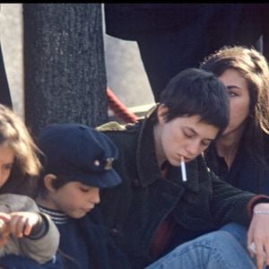 ARCHIVES - BAMBOU, SON FILS LUCIEN (LULU), JANE BIRKIN, CHARLOTTE GAINSBOURG, NATACHA ET PAUL GAINSBOURG AUX OBSEQUES DE SERGE GAINSBOURG AU CIMETIERE MONTPARNASSE