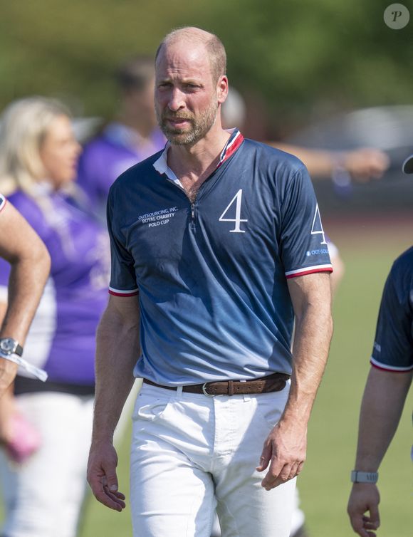 Le prince William, prince de Galles, participe à la Out-Sourcing Inc. Royal Charity Polo Cup 2025, au Guards Polo Club, à Windsor, sous le regard de Peter Phillips et sa compagne GOFF INF / BESTIMAGE