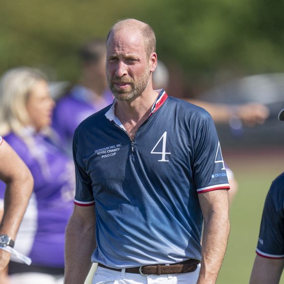 Le prince William, prince de Galles, participe à la Out-Sourcing Inc. Royal Charity Polo Cup 2025, au Guards Polo Club, à Windsor, sous le regard de Peter Phillips et sa compagne GOFF INF / BESTIMAGE