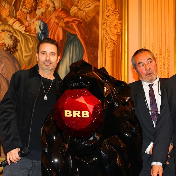 La BRB (Brigade de Répression du Banditisme) a fêté ses 50 ans dans les salons prestigieux du Cercle Interallié rue du Faubourg St Honoré, en la présence de...

Exclusif - Richard Orlinski, devant son oeuvre collector créée pour la BRB, entouré d'anciens policiers de la BRB - Soirée des 50 ans de la BRB (Brigade de Repression du Banditisme) © Didier Sabardin / Bestimage