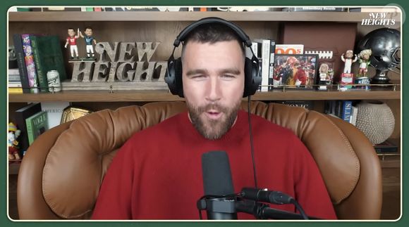 Matt Damon donne à Jason et Travis Kelce son "meilleur conseil de fille-père" dans le cadre du podcast The New Heights. 
Backgrid UK/ Bestimage