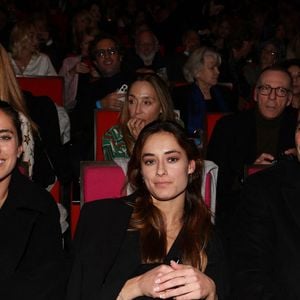 Exclusif - Anthony Delon et ses filles Loup et Liv lors de la soirée hommage Ciné-concert symphonique "Alain Delon, le dernier Samouraï" au palais des congrès à Paris le 8 novembre 2024 le jour de son anniversaire. Pour cette soirée, le chef d'orchestre Vahan Mardirossian a dirigé l'orchestre symphonique de Douai.© Jacovides / Moreau / Bestimage