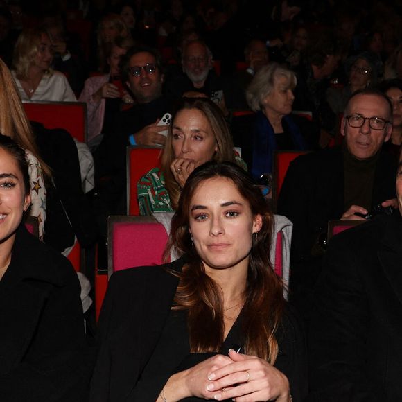 Exclusif - Anthony Delon et ses filles Loup et Liv lors de la soirée hommage Ciné-concert symphonique "Alain Delon, le dernier Samouraï" au palais des congrès à Paris le 8 novembre 2024 le jour de son anniversaire. Pour cette soirée, le chef d'orchestre Vahan Mardirossian a dirigé l'orchestre symphonique de Douai.© Jacovides / Moreau / Bestimage