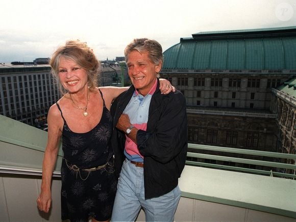 Archives - Brigitte Bardot, avec son mari Bernard d'Ormale, est à Vienne pour manifester contre Hermann Nitsch le 31 juillet 1998.
Action Press / Bestimage