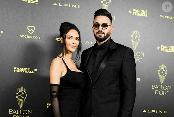 Nabilla (Benattia) et son mari Thomas Vergara au photocall de la 66ème cérémonie du Ballon d'Or au Théâtre du Chatelet à Paris le 17 octobre 2022.