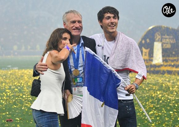 Dylan Deschamps a partagé quelques mots touchants

Le sélectionneur français Didier Deschamps célèbre sa victoire avec son fils Dylan et son épouse Claude après la victoire 4-2 de la France face à la Croatie en finale de la Coupe du monde de football 2018, au stade des Luzhniki à Moscou, en Russie, le 15 juillet 2018. Photo de Christian Liewig/ABACAPRESS.COM