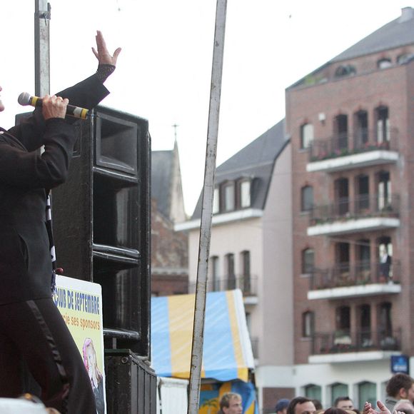 Si ses fans ont eu la chance de pouvoir l’applaudir, cela n’était pas vraiment gagné d’avance. En effet, durant les répétitions, rien ne s’est passé comme prévu, mettant à mal le spectacle que Sheila souhaitait offrir à ses admirateurs.

La chanteuse Sheila se produit sur scène à Binche, en Belgique, le 9 septembre 2007. Photo by AV Press/ABACAPRESS.COM