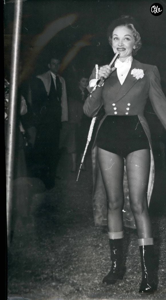 Elle avait réaménagé l'appartement pour l'adapter à son quotidien, entre bibliothèque, salon et deux pianos à queue.

Le 29 février 2012 – Marlene Dietrich lors de l'ouverture du cirque. (Crédit photo : Keystone Pictures USA / ZUMA Press)