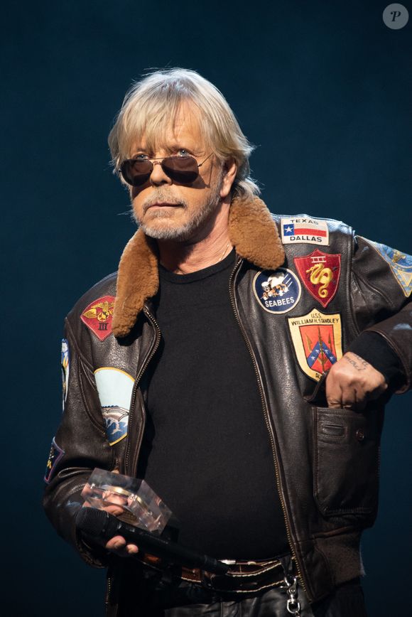 Il pense particulièrement à Renaud qui, à 73 ans, n’a que récemment réussi à mettre fin à ses addictions. “Je ne peux pas penser qu’un jour Renaud s’en aille”, a confié Hugues Aufray, préférant se concentrer sur l’espoir.

Le chanteur Renaud laureat du Prix Special de la Sacem lors du Grand Prix Sacem 2018, Salle Pleyel le 10 décembre 2018, Paris, France. Photo par Mireille Ampilhac/ABACAPRESS.COM