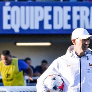 Face à ce casse-tête tactique avant de s'envoler ce jeudi pour la Turquie, Zizou a dû trancher dans l'urgence. Pour pallier le départ du défenseur madrilène, il est allé piocher directement chez les Espoirs de Gérald Baticle, à Clairefontaine, en convoquant le jeune Lenny Yoro. 

Zinédine Zidane - Entraînement de l'équipe de France en préparation de la Ligue des nations de l'UEFA 2026 au Centre national de Clairefontaine le 22 septembre 2026. © Baptiste Autissier/PSnewZ/Bestimage