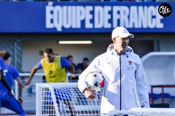 Face à ce casse-tête tactique avant de s'envoler ce jeudi pour la Turquie, Zizou a dû trancher dans l'urgence. Pour pallier le départ du défenseur madrilène, il est allé piocher directement chez les Espoirs de Gérald Baticle, à Clairefontaine, en convoquant le jeune Lenny Yoro. 

Zinédine Zidane - Entraînement de l'équipe de France en préparation de la Ligue des nations de l'UEFA 2026 au Centre national de Clairefontaine le 22 septembre 2026. © Baptiste Autissier/PSnewZ/Bestimage