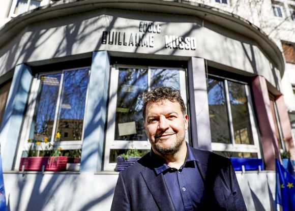 Il réside avec sa compagne et leurs deux enfants dans un logement situé dans le VIIIᵉ arrondissement.
L'école élémentaire "Juan Gare" est rebaptisée école Guillaume Musso en plein centre ville de Juan-les-Pins en présence de l'auteur aux 34 millions de livres vendus dans le monde le 4 mars 2024.  © Frantz Bouton / Nice Matin / Bestimage