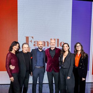 Laurent Voulzy, Chrislaure Nollet, Michel Drucker, Hugo Lebouef, Frank Leboeuf, Jade Leboeuf et Djenae en backstage de l'enregistrement de l'émission "Famille je vous aime" au studio Rive gauche, à Paris, France, le 2 décembre 2025.

© Gaffiot-Perusseau/Bestimage