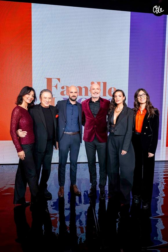 Laurent Voulzy, Chrislaure Nollet, Michel Drucker, Hugo Lebouef, Frank Leboeuf, Jade Leboeuf et Djenae en backstage de l'enregistrement de l'émission "Famille je vous aime" au studio Rive gauche, à Paris, France, le 2 décembre 2025.

© Gaffiot-Perusseau/Bestimage