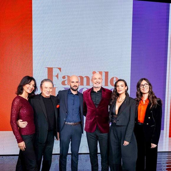 Laurent Voulzy, Chrislaure Nollet, Michel Drucker, Hugo Lebouef, Frank Leboeuf, Jade Leboeuf et Djenae en backstage de l'enregistrement de l'émission "Famille je vous aime" au studio Rive gauche, à Paris, France, le 2 décembre 2025.

© Gaffiot-Perusseau/Bestimage