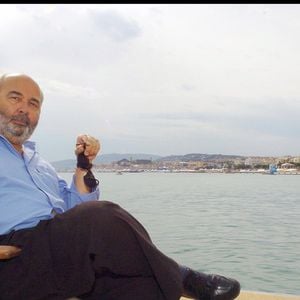 Il a d'ailleurs épousé Patricia à Porquerolles en 2016...

Gérard Jugnot - Hôtel Martinez lors du 57e Festival international du film de Cannes en 2004, sur un ponton en bord de mer. © Bordé-Jacovides / Bestimage