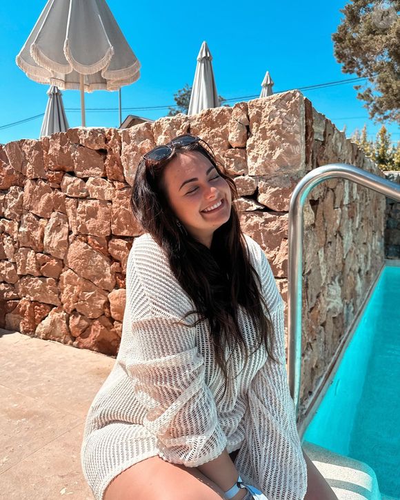 Et de déclarer sa flamme à son chéri : "Il est top ! J’ai beaucoup de chance de l’avoir, je l’aime d’amour". 

Lou Pernaut sur Instagram