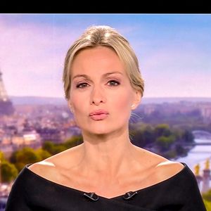 Malgré sa peine, Audrey a repris son travail au JT de 20 heures sur TF1, entourée de ses collègues et amis.

Audrey Crespo-Mara a fait son retour ce soir (25/07/2025) au JT de 20h de TF1 une semaine après les obsèques de son mari Thierry Ardisson.
© Capture TV via Bestimage