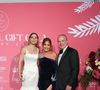 Ce dernier est visé par les autorités mexicaines après plusieurs mois d'enquête.

Paulina Rocha, Maria Bravo et Raul Rocha au photocall de la soirée du "Global Gift Gala" lors du 78ème Festival International du Film de Cannes, le 19 mai 2025.
© Lionel Urman/Bestimage