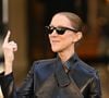 Céline Dion a une nouvelle fois attiré tous les regards lors d’une sortie devant son hôtel parisien, le Royal Monceau.

Céline Dion salue ses fans à la sortie de l’hôtel Royal Monceau à Paris avant de rejoindre La Plenitude Arena de Paris La Défense pour poursuivre sa série de concerts. © Pierre perusseau/Bestimage