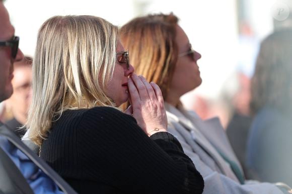 Audrey Dequenne, la soeur d'E.Dequenne - 300 personnes réunies pour rendre hommage à Emilie Dequenne dans sa ville de Chièvres (Belgique), le 9 avril 2025, quelques semaines après son décès prématuré, survenu le 16 mars 2025. © Photonews / Bestimage