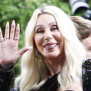 Avec plus de 50 ans de carrière ininterrompue au sommet des charts, Cher affirme que son énergie débordante vient aussi de son refus de prendre sa retraite.

Cher au Met Gala 2026, célébrant "Costume Art" au Metropolitan Museum of Art à New York.

©Bestimage



Sur la photo : Cher