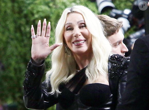 Avec plus de 50 ans de carrière ininterrompue au sommet des charts, Cher affirme que son énergie débordante vient aussi de son refus de prendre sa retraite.

Cher au Met Gala 2026, célébrant "Costume Art" au Metropolitan Museum of Art à New York.

©Bestimage



Sur la photo : Cher