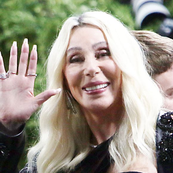 Avec plus de 50 ans de carrière ininterrompue au sommet des charts, Cher affirme que son énergie débordante vient aussi de son refus de prendre sa retraite.

Cher au Met Gala 2026, célébrant "Costume Art" au Metropolitan Museum of Art à New York.

©Bestimage



Sur la photo : Cher