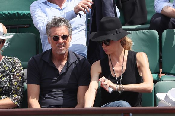 Ce qui le classe au 279e rang des fortunes de France

Hélène de Fougerolles et son compagnon Marc Simoncini - People dans les tribunes des Internationaux de France de Tennis de Roland Garros à Paris. Le 8 juin 2018 © Cyril Moreau / Bestimage