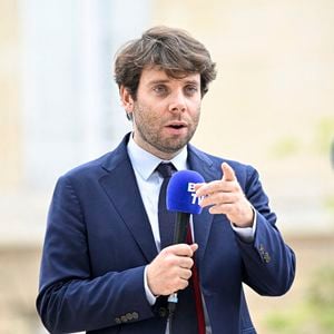 Benjamin Duhamel de BFM TV lors de la journée d'accueil des nouveaux députés à l'Assemblée nationale après le second tour des élections législatives, à Paris, France. Photo par Victor Joly/ABACAPRESS.COM
