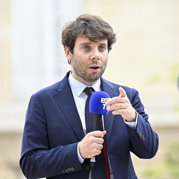 Benjamin Duhamel de BFM TV lors de la journée d'accueil des nouveaux députés à l'Assemblée nationale après le second tour des élections législatives, à Paris, France. Photo par Victor Joly/ABACAPRESS.COM