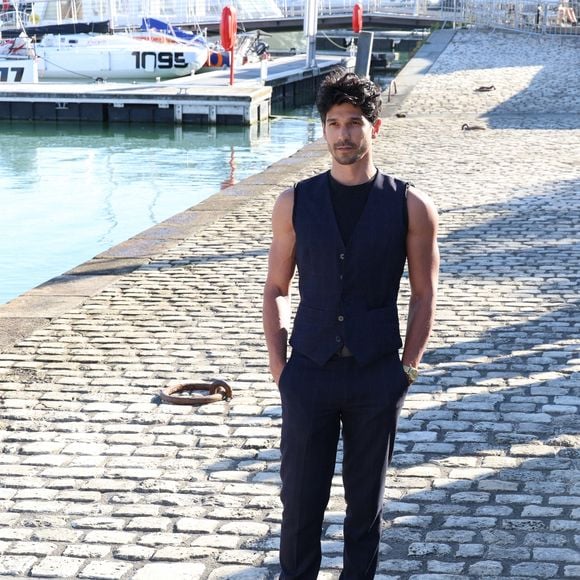 Vinnie Dargaud lors du photocall de la série "Scènes de ménages" lors de la 25ème édition du Festival de la fiction de la Rochelle, France, le 13 septembre 2023. © Denis Guignebourg/BestImage