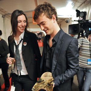 Renan Luce et sa compagne Lolita Séchan en coulisses lors de la 23ème cérémonie des Victoires de la Musique qui s'est tenue au Zénith de Paris le 8 mars 2008. Photo Gouhier-Nebinger/ABACAPRESS.COM