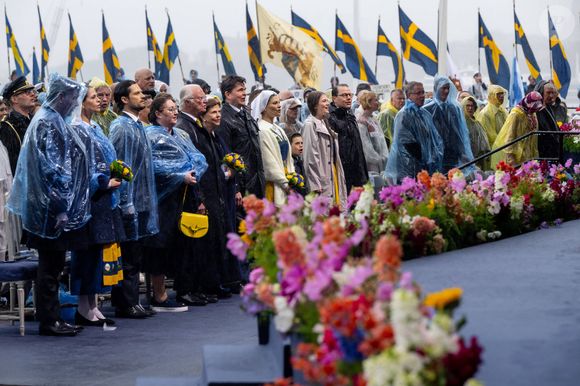 La scène a contribué à renforcer l’image d’une monarchie accessible, proche du peuple et capable d’autodérision.

Andreas Norlén, Helena Norlén, le roi Carl XVI Gustav de Suède, la reine Silvia de Suède, la princesse Victoria de Suède, le prince Daniel de Suède, la Princesse Estelle de Suède, le Prince Oscar, la princesse Madeleine de Suède, Chris O´Neill, le Prince Carl Philip lors des célébrations de la Fête nationale à Stockholm le 6 juin 2025. Photo par Dana Press / Bestimage